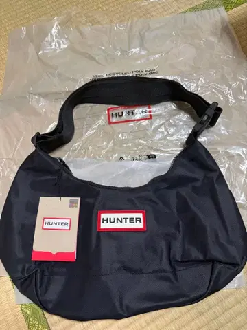 HUNTER NYLON MIDI HOBO 블랙