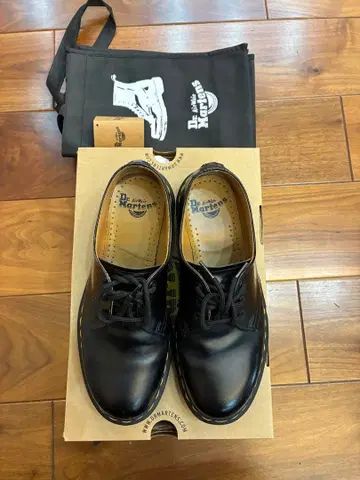 닥터마틴 3홀 신발 UK7 블랙 블랙