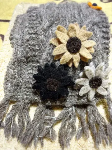 새상품급 귀여운 꽃 모티브가 달린 그레이 니트 머플러