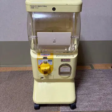 가챠 캡슐 토이 머신 크림색