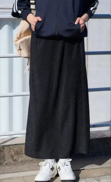 PUBLUX/ 라메 스트레치 I 라인 스커트 한정판 전개 블랙