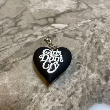 Girls Don't Cry 하트형 키링