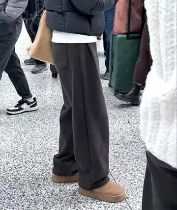 차콜 그레이 스웨트 팬츠 플리스 소재