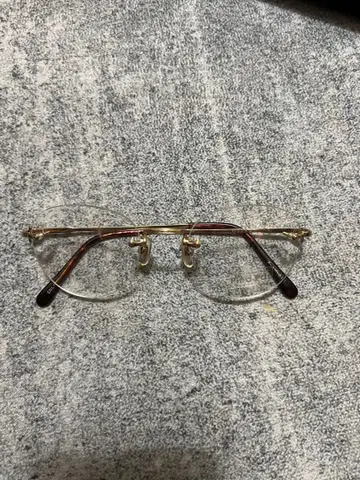 골드 메탈 프레임 직사각형 안경