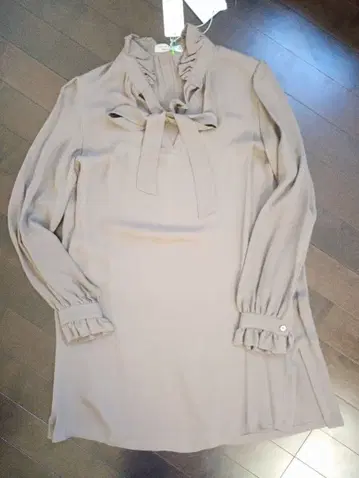 DAMA 베이지 리본 프릴 블라우스