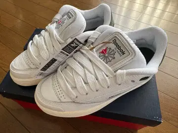 새상품 미착용 Reebok 리복 스니커즈 CLUB C BULC 23