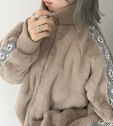 베이지 퍼 자켓