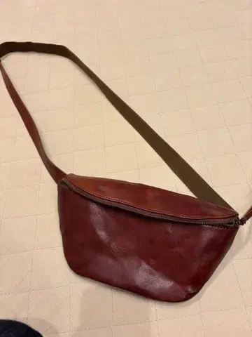 SLOW 가죽 바디백 브라운