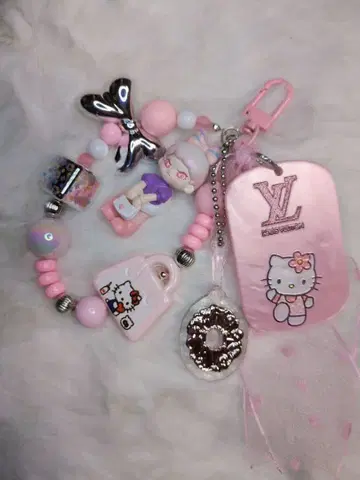 도라에몽이 포함된 헬로키티 키링 핑크