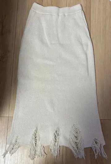 emmi 프린지 디테일 베이지 리브 롱 스커트