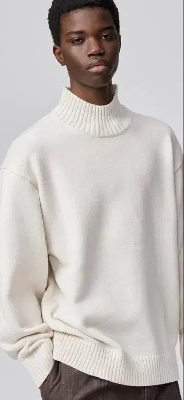화이트 터틀넥 니트