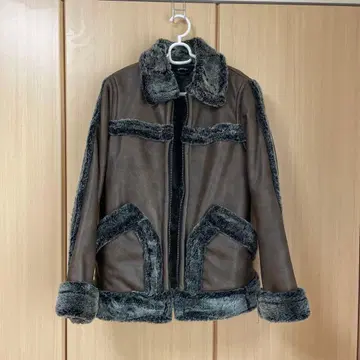 PAGEBOY 무스탕풍 퍼(fur) 부착 자켓