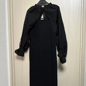 블랙 백 오픈 원피스