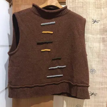 센소유니코 지우 브라운 니트 베스트 버튼풍 자수