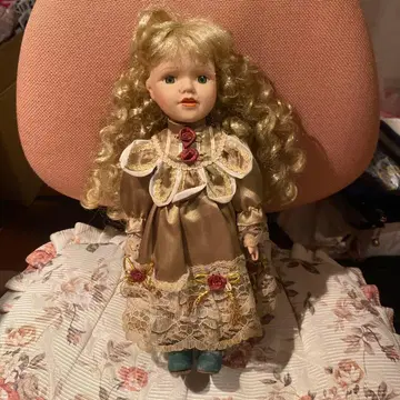 금발 인형 베이지 드레스