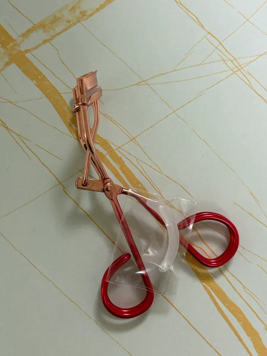 Kiss Me Eyelash Curler