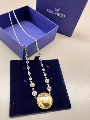 SWAROVSKI 스와로브스키 목걸이 라운드 플레이트