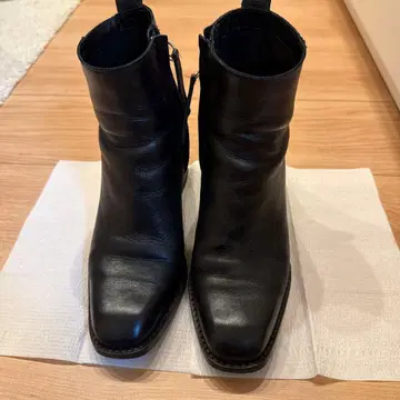 블랙 가죽 숏부츠