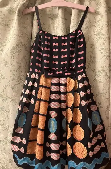 편의점 에밀리 템플큐트 비스킷 패턴 오버롤 스커트