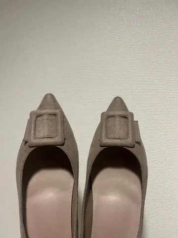 RANDA 벨트 디자인 플랫 펌프스 그레이지