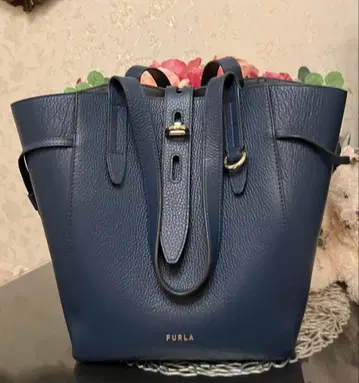 FURLA 네이비 가죽 토트백 새상품급입니다!!