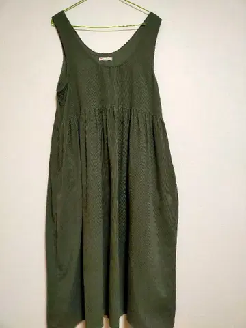 MAMAIKURO 슬리브리스 플레어 원피스