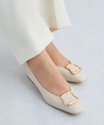 베이지 스퀘어토 펌프스 골드 컬러 버클