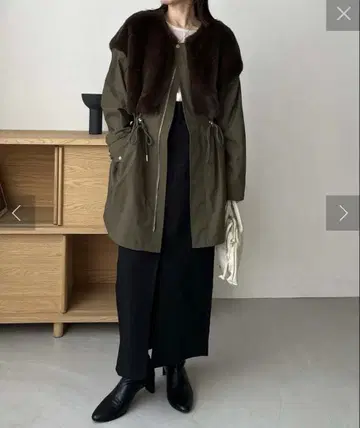 올리브색 퍼 달린 모즈 코트