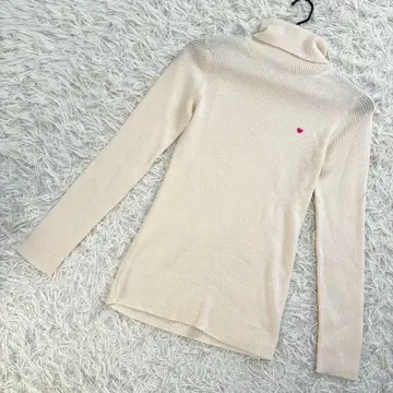 터틀넥 리브 니트 하트 자수 원 포인트 얇은 소재 화이트 온워드