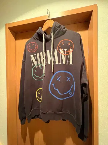 NIRVANA SMILEY HOODED SWEATSHIRT