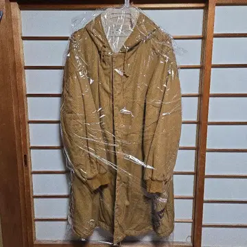 브라운 패치 부착 후드 모즈 코트