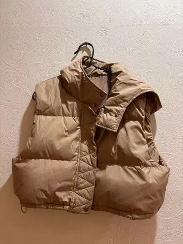 a/a 베이지 슬리브리스 다운 베스트 F 사이즈