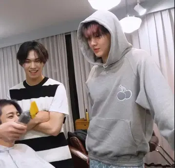 ASTRO 윤사나 착용 KIRSH 그레이 후드티 체리 자수