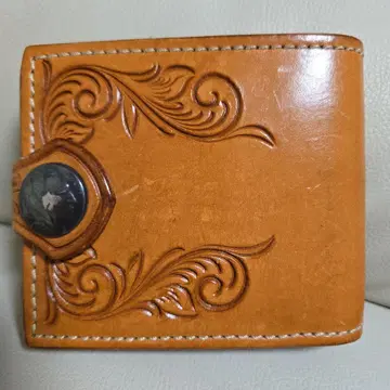 브라운 가죽 접이식 지갑 엠보싱 가공