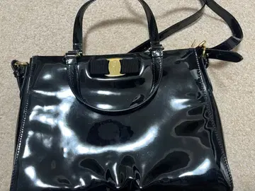 페라가모 에나멜 백