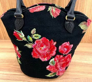 새상품급 Think Bee! 핸드백 블랙 베이스 빨간 장미 자수