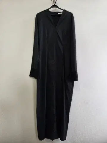 아스트라트 V넥 블랙 원피스