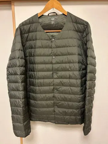 유니클로 울트라 라이트 다운 크루넥 카키 XL