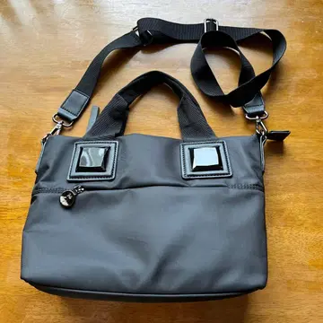 스트랩 포함 핸드백 블랙