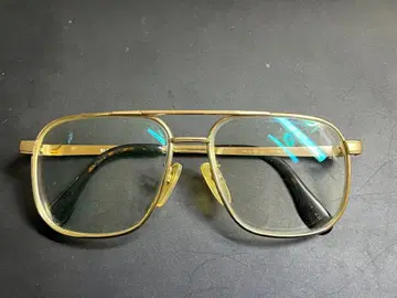 골드 스퀘어 프레임 안경