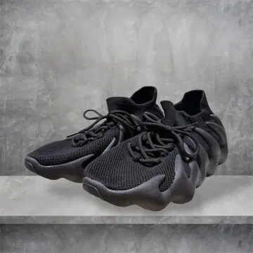 테크 계열 블랙 스니커즈