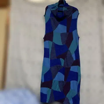 슬리브리스 튜닉 블루 계열 지오메트릭