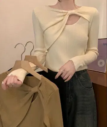 아지메 리본 디자인 컷 아웃 리브 니트