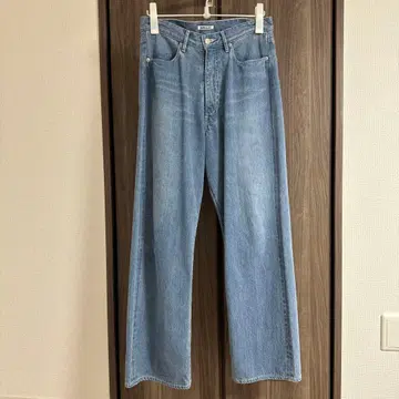 AURALEE 라이트 블루 스트레이트 데님