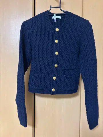 맥피 케이블 짜임 가디건 골드 버튼