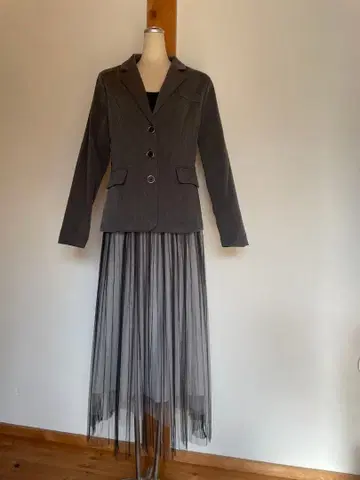 그레이 자켓과 샤샤 스커트 셋업