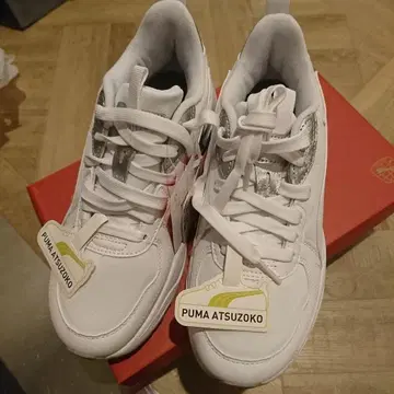 미사용 새상품! PUMA ATSUZOKO 화이트 스니커즈 23.5cm