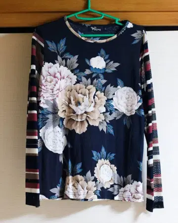Pagong 꽃무늬 긴팔 티셔츠 LL 사이즈