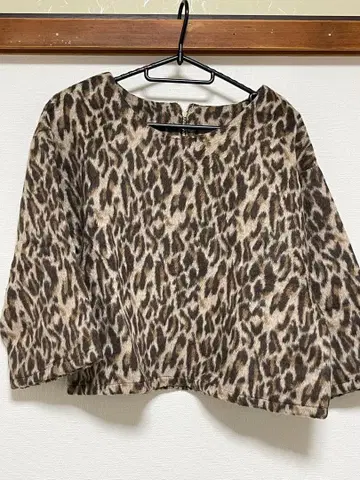 레오파드 무늬 오분 소매 상의