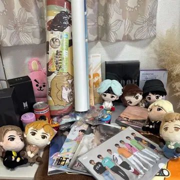 BTS 봉제 인형 세트와 굿즈